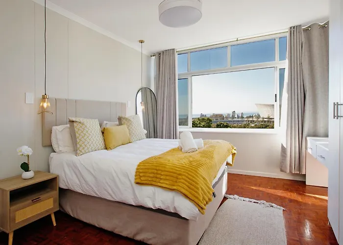 Sunny Central Green Point Apartment